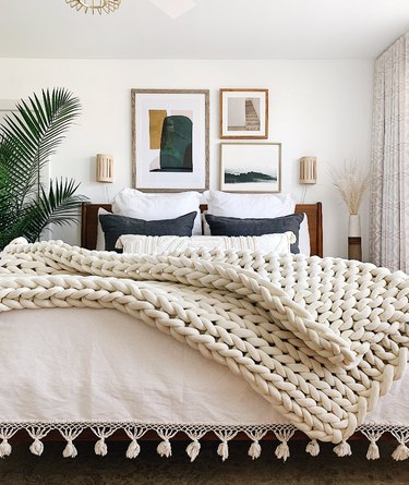 Trending Fall Decor in boho bedroom with chunky knitted blanket