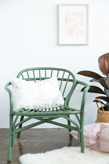 How to paint a rattan chair #DIY #hunkerhome #rattan #spraypaint