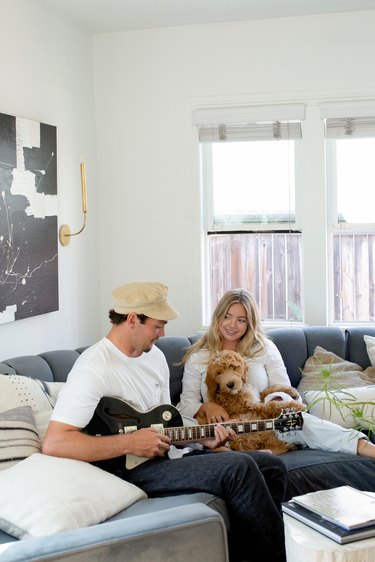 Drew, Ali and Larry David chill on the couch.