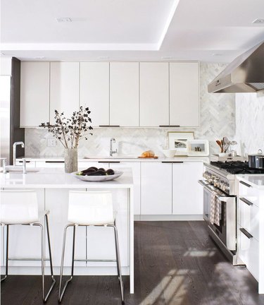 modern kitchen backsplash idea with marble natural stone backsplash