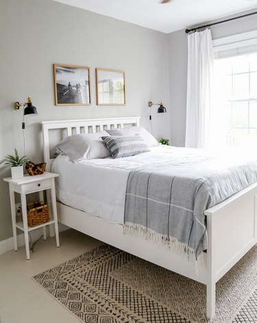 Coastal paint col0rs bedroom with light gray walls and lightweight bedding