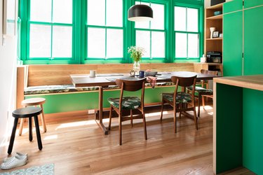 Kelly green color idea in kitchen and banquette