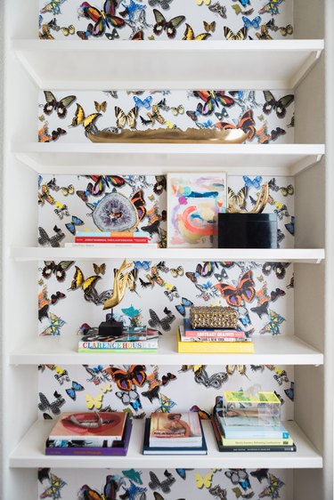 Colorful wallpaper in a home office library by Studio Ten 25