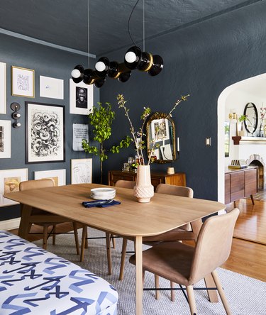 blue dining room decor idea with painted walls and ceiling