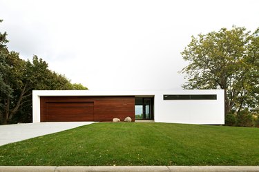 Bauhaus house in white and wood finishes in a sleek, square shape