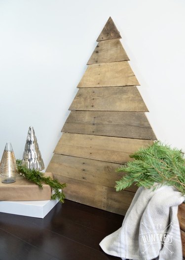 Pallet Christmas tree in a classic wood finish next to Christmas decorations