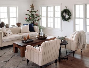 minimal Christmas theme idea in living room with tree and wreath