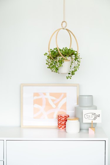 DIY Embroidery Hoop Hanging Planter #DIY #hangingplanter