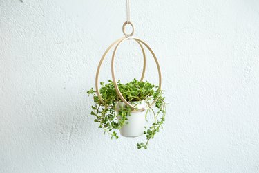 DIY Embroidery Hoop Hanging Planter #DIY #hangingplanter