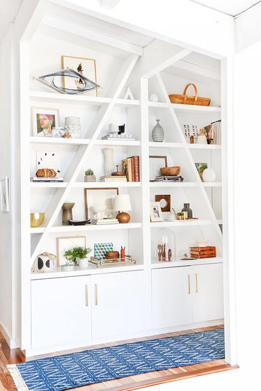 How to Use Decorative Accents to Style a Bookshelf