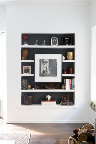How to Use Decorative Accents to Style a Bookshelf