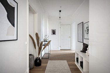 This long and wide hallway makes the perfect entrance.