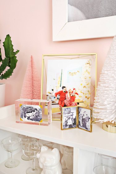 display photos in pretty picture frames