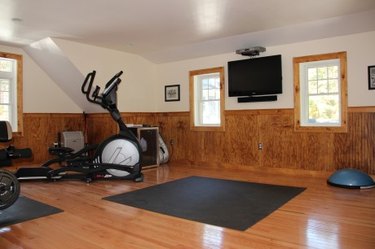 home gym for bonus room above garage idea