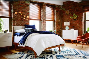 Wood blinds bedroom window treatment ideas