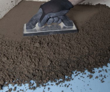 Hand compressing mortar bed