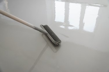 Self-leveling epoxy. Leveling with a mixture of cement floors