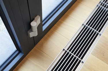 Heating grid with ventilation by the floor.