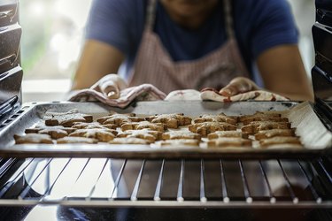 How To Calibrate Oven Temperature Hunker