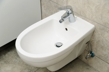 Wall-hung bidet.