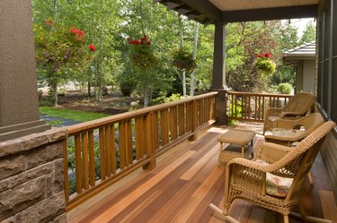 Front deck with wicker chairs