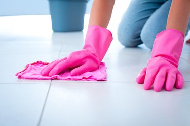 Cleaning floor using rag