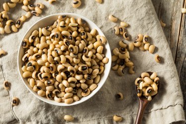 Raw Organic Black Eyed Peas