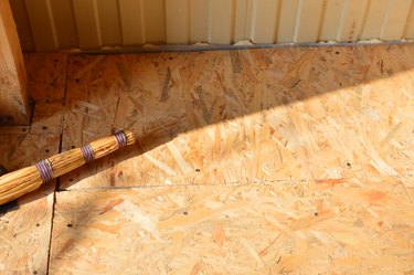 Laying chipboards in the interior of  house osb stove