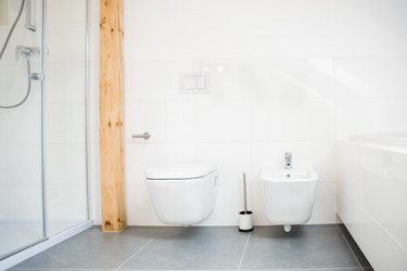 Wc and bidet: the minimum distances to be respected to guarantee