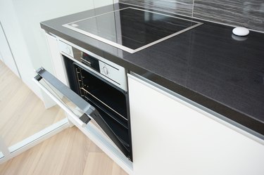 How to Remove a Frigidaire Oven Door