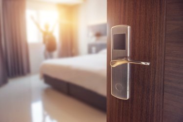 Mở cửa phòng khách sạn vào buổi sáng
