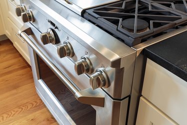 How to Replace an Oven Thermostat in an Electric Cooker 