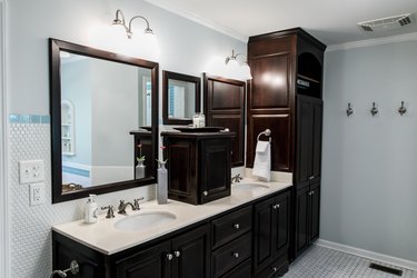 Spacious vintage retro bathroom that needs an update