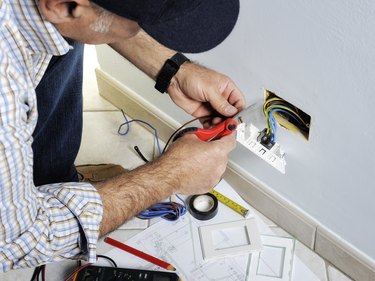 How to Wire Two Light Switches With One Power Supply