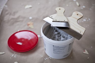 Spackling paste with spatula