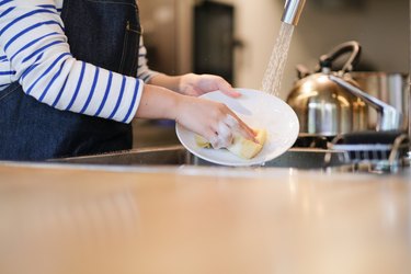 How to Sanitize Dishes and Lunchboxes with Bleach