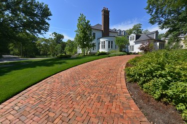 A beautiful upscale house with a nice garden