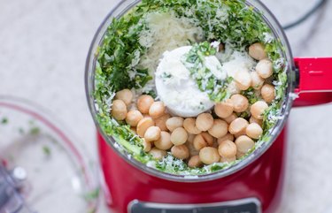 Pesto preparation with macademia nuts.