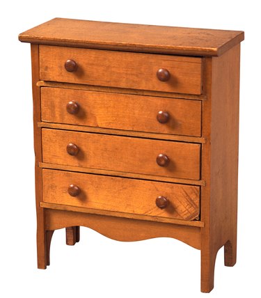 Wooden chest of drawers.