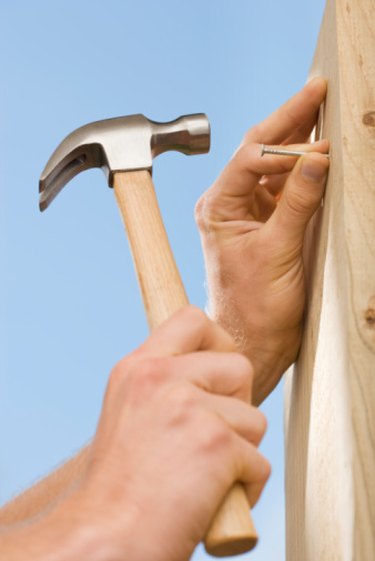 How to use shop a claw hammer