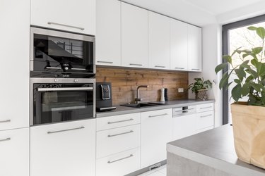 Balanced kitchen with natural accents