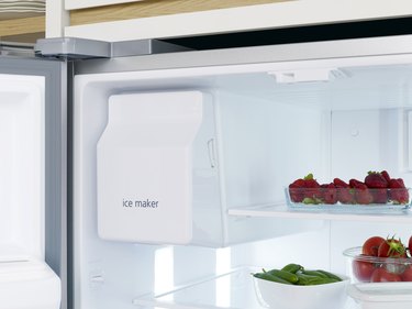 Automatic ice maker in refrigerator