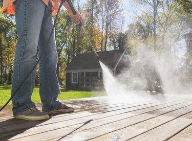 USA, New Jersey, Mendham, Man cleaning porch