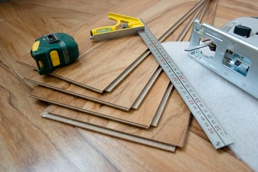 Tool for laying laminate flooring