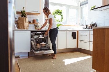 How to Clean a Bosch Dishwasher That Is Leaving Detergent Residue on  Glasses