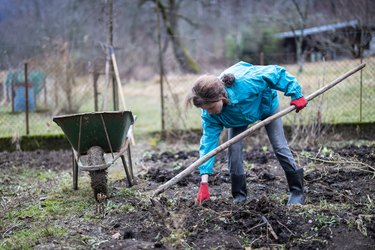 How Much Does a Yard of Topsoil Cover? | Hunker