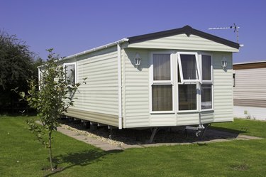 mobile home that needs skirting 