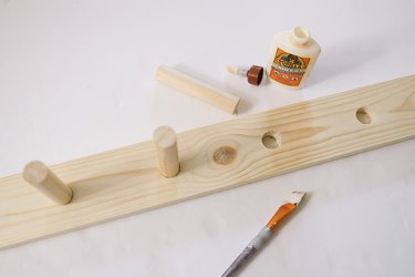 Gluing pegs to board with wood glue