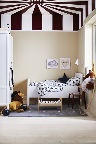 kids bedroom with striped ceiling