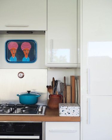 Eco-Friendly Interior Design in kitchen with secondhand artwork and crockery
